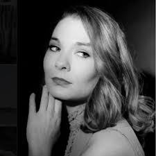 Amy Hildreth's Instagram, Twitter & Facebook