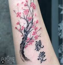 Tatuaggio giapponese in bianco e nero. Tatuaggi Floreali Dove Farli Old Gate Tattoo Roma