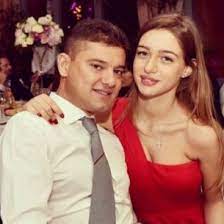 Nu a făcut rabat de la vacanțe, mai ales că cele peste hotare sunt slăbiciunea lui și a iubitei manechin, laura dincă. Rqygjx9c3v Lnm