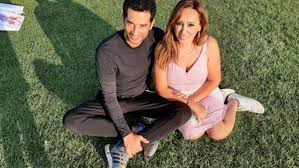 صلاة الرجل وزوجته جماعة في البيت. Ø¨Ø­ÙÙ„ Ø¹Ø§Ø¦Ù„ÙŠ ØµØºÙŠØ± Ø¹Ù…Ø±Ùˆ Ø³Ø¹Ø¯ ÙŠØ¹ÙˆØ¯ Ù„Ø²ÙˆØ¬ØªÙ‡ Ø´ÙŠÙ…Ø§Ø¡ ÙÙˆØ²ÙŠ Ø¨Ø¹Ø¯ Ø·Ù„Ø§Ù‚Ù‡Ù…Ø§ ØµÙˆØ±