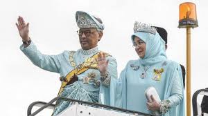 Majlis jumaah pangkuan diraja negeri pahang yang bersidang semalam bersetuju bahawa pemangku raja pahang, tengku abdullah sultan ahmad shah dimasyhurkan sebagai sultan pahang keenam. Mengenal Sultan Abdullah Dari Pahang Raja Baru Malaysia Penggemar Setia Arsenal Yang Suka Musik Serambi Indonesia