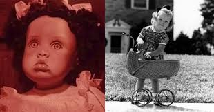 Lily, La muñeca maldita Además de Annabelle, hay otra muñeca oculta en el  museo Warren, se trata de Lily, y su historia es verdaderamente aterradora.  Segun la leyenda, lily fue enterrada con