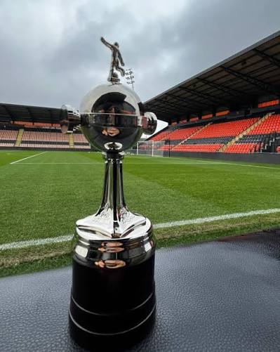 Quito vuelve a ser el centro del fútbol femenino sudamericano! 🏆 La Conmebol confirmó a la capital ecuatoriana como sede de la Copa Libertadores Femenina 2026, que se juega del 15 al