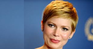 On vous en parle depuis un petit moment, la grande tendance de l'année. Avoir Les Cheveux Courts 15 Problemes Que Rencontrent Les Filles Aux Cheveux Courts Cosmopolitan Fr