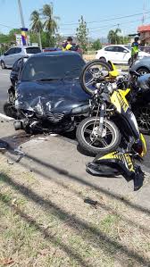 Seorang remaja parah apabila motosikal ditunggangnya terlibat dalam kemalangan dengan sebuah kereta di kemalangan berlaku sekitar jam 9.05 malam di tambahnya, polis telah melawat tempat kejadian dan mengambil rajah kasar, gambar serta ukuran lokasi kemalangan. Perlisaktif Kemalangan Jalan Raya Antara Kereta Dan Facebook