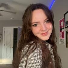 Alana Rasmussen's Instagram, Twitter & Facebook