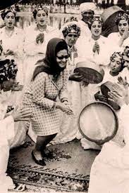 Oum Kalthoum With Amazigh Ahidous Dancers In Morocco 1968 Old Egypt Egyptian Movies Morocco