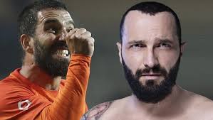 Arda turan'ın elinde silah olduğu görülüyor ve silah 1 el patlıyor. Arda Turan Hastanede Silah Da Patlatmis Koydugum Yerden Alirken Ates Aldi Diken