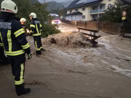 Freitagnacht wurde österreich erneut von schwerem unwetter und sturmböen bedroht. Grosseinsatz Wegen Unwetter In Osterreich Hochwasser Voralarm In Oberosterreich Muren Und Uberflutungen In Salzburg