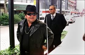 De cd staat vanaf deze week 331 weken in de album top 100 en breekt daarmee het record van adele, die 330. Robert Was Tien Jaar Lang De Bodyguard Van Andre Hazes Ik Mis Hem Nog Altijd Indebuurt Woerden