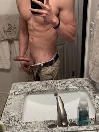Straight muscle mirror selfie - Amateur Straight Guys Naked -  guystricked.com