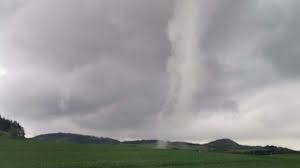 A huge tornado was spotted as it passed through northern colorado, with bystanders capturing the funnel in dramatic footage circulating online. Wetter Im Sauerland Tornado Bei Meschede Gesichtet Zeugin Macht Foto Meschede
