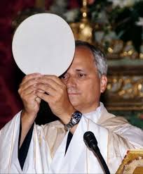 El padre Edgard Rimaycuna en su estancia en el Perú. Han expuesto al  público la Mitra que utilizaba el Papa León XIV, siendo obispo en el Perú.