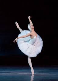 Dans la version « freudienne » que rudolf noureev imagine pour le ballet de l'opéra de paris en 1984, le prince siegfried, manipulé par le maléfique rothbart, se dérobe à la réalité du pouvoir et du mariage pour se réfugier dans les. Le Lac Des Cygnes Arrive A Paris Pour Noel Vogue Paris