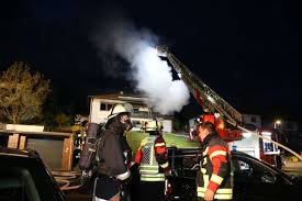 Burning house, burning house icon. Coburg Lebensbedrohlich Verletzt 82 Jahrige Aus Brennendem Haus Gerettet Coburg Neue Presse Coburg