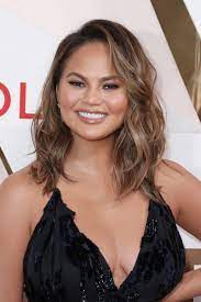 Hairstyles For Round Faces 16 Ideas To Flatter Your Face Shape Marie Claire Round Face Haircuts Hair Styles Haircuts For Round Face Shape