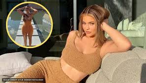 The keeping up with the kardashians star took to instagram on wednesday, dec. Kylie Jenner S Vacay Pics In Keyhole Mini Dress Scream Fun And Fashion Check Out Here