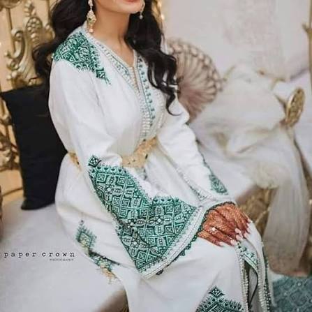 Magnifique "Takchita" en broderie "Terz El Fassi"!! #Yadaoui #Takchita #tenue_traditionnelle #broderie #embroidery #terz #f&egrave;s #Caftan #women #creation #Moroccan_craft #traditions #handicraft #authenticity #artisans #handmade #shopping #souk #medina ...