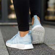 Built from the nomadic spirit of the adidas originals archives, the nmd r1 surfaced as an immediate wardrobe staple upon release. Seide Betsy Trotwood Was Ist Los Adidas Nmd Damen Blau Wandern Glatt Ithaka