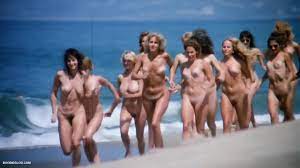 Boob Bounce: Naked beach run - Porn GIF Video | nebyda.com