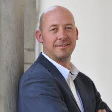 Ma mission chez Antenne Centre Télévision ——————————————————————— Il y a  exactement 15 mois, j ai accepté la mission de manager de crise au sein de  la télévision Antenne Centre. La situation… |