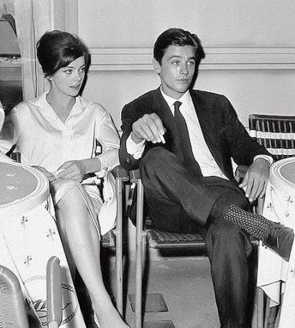 Barbara Kwiatkowska-Lass and Alain Delon photographed by Marcello Geppetti in Rome, 1960. 🎬 They worked together in René Clément's comedy, Quelle Joie de Vivre. • • • • • • #alaindelon #frenchcinema #