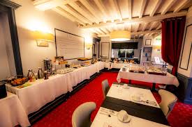 Debutez La Journee Sous Les Meilleurs Auspices Autour D Un Copieux Petit Dejeuner Servi Dans La Salle De Restaurant Restaurant Hotel Restaurant Petit Dejeuner