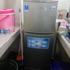 Hadir dengan pintu yang terbuat dari bahan metal berkualitas tinggi dan warna menawan, sehingga dapat memberi keindahan tersendiri di dalam rumah. Daftar Harga Kulkas 2 Pintu Terbaru 2021 Mulai Dari Rp1 Jutaan Rumah123 Com