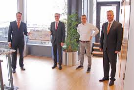 See 3 social pages including facebook and twitter, hours, phone, website and more for this business. Vr Bank Bayreuth Hof Spendet 10 000 Euro Fur Hvos Des Roten Kreuzes Bayreuth Der Neue Wiesentbote