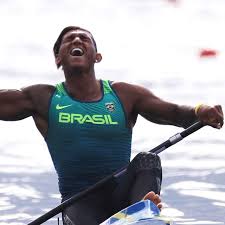 O maior medalhista do brasil em olimpíadas (três medalhas), explicou que procurava uma. Isaquias Queiroz Cheated Death Three Times