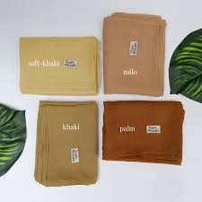 Meskipun warna khaki dan warna chinos berbeda, tetapi kedua warna sekilah terlihat sama dan masih dalam rumpun warna coklat. Contoh Warna Khaki Dan Beige Lagi Tren Perbedaan Warna Beige Dan Khaki Ideku Unik Berikut Ini Adalah Daftar Warna Untuk Kode Html Wedding Dresses