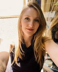 Shes varnished 😍 I love watching paintings transform with varnish. All the  colors become much richer and deeper. UGH so good