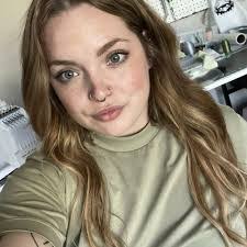 Holly Postma's Instagram, Twitter & Facebook