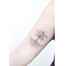 Le tatouage peut être un moyen de représenter une oeuvre, un dessin, une peinture qu'on admire, qu'on aime regarder. Tatouage Mandala Arbre De Vie On Craque Pour Un Tatouage Mandala Elle