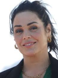 Lola Dewaere (Mademoiselle Holmes) : comment s'entend-elle avec sa soeur  Angèle Herry ?