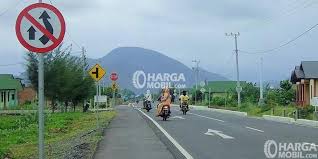 Daripada melakukan teknik balap yang berbahaya bagi diri sendiri dan pengguna jalan lainnya, lebih baik pengemudi memahami cara aman berbelok di tikungan. Perhatikan Sopan Santun Saat Menyalip Kendaraan Lain Di Depan