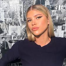 Kathleen On Instagram Sleek And Chic With A Cat Eye That Ll Slice Through Glass Sofiarichie Makeup Bookjanelle Beauty Hair Beauty Makeup Looks