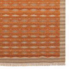 Découvrez comment nettoyer un tapis efficacement grâce à nos experts pour qui nettoyer un tapis est un jeu d'enfant. Tapis Contemporain Kilim Orange Et Beige En Laine Et Jute