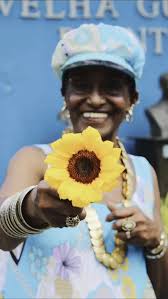 Neste ano, o girassol floresce em cada canto onde pulsa o coração  portelense. 🌻, Mais que um símbolo, ele é a luz que nos guia, a fé que nos  fortalece e a energia que nos une., Na avenida, na quadra e ...