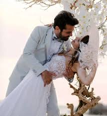 Özellikle beren saat, antrasit rengi saten elbisesiyle tüm dikkatleri üzerine toplarken, sütyen giymediği flaşların patlamasıyla ortaya çıktı. Beren Saat Bu Fotograflari Sildi
