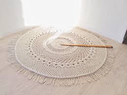 Selbstverständlich darf auch ein cooles makramee kissen oder ein extravaganter teppich nicht fehlen. Macrame Carpet Round Rug Tapis Etsy Diy Carpet Round Rugs Rugs On Carpet