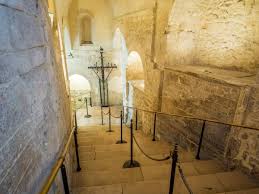 San michele arcangelo è il patrono della città protettore dai terromoti. Santuario Di San Michele Arcangelo Cosa Vedere A Monte Sant Angelo Foggia