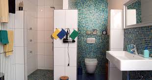 An materialkosten sind pro m2 mit etwa 25€ zu wer seine fliesen verlegen lässt, der muss dann auch noch die kosten für den fliesenleger bezahlen Einzeln Sind Sie Eher Unscheinbar Doch Zusammengesetzt Bieten Mosaikfliesen Grosse Gestaltungsmoglichkeiten Fur Kuc Mosaikfliesen Badezimmer Renovieren Fliesen
