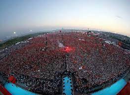 超過300萬名土耳其人聚集在yenikapi 碼頭 參加抗議軍事政變的大規模集會 土耳其turkey 伊斯坦布爾istanbul 此次集會由土耳其政府組織 並通過視頻向全國80個省份進行現場直播 為了鼓勵人們參加集會 8月7日當天 airplane view favorite places city photo