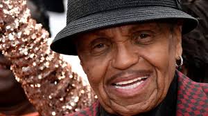 Manager tyrannique et controversé, le père de Michael Jackson est mort