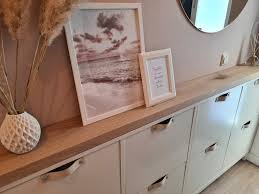 A dark green ikea hemnes shoe cabinet hack with a wooden countertop is a stylish idea for a modern home. Ikea Hack Voor De Stall Schoenenkast Eikenhouten Plank Op Maat Boomstam Tafels