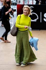 Eugenia martinez de irujo is a sagittarius and was born in the year of the monkey life. Eugenia Martinez De Irujo Ha Combinado Una Falda Larga De Punto Con Las Converse De Plataforma De Su Hija Tana Y El Resultado Es La Repera