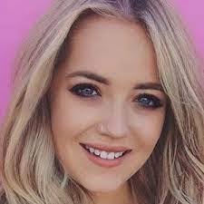 Cindy Menefee's Instagram, Twitter & Facebook