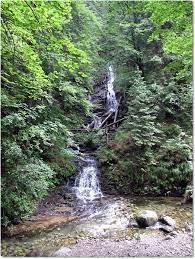 Cascada vălul miresei, cunoscută şi sub numele de cascada răchiţele, este situată în versantul estic al masivului vlădeasa, pe valea stanciu, în aria comunei mărgău. Cascada Valul Miresei Pe Valea Iadului Mapio Net