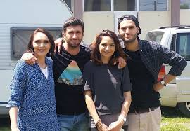 În plus, faptul că a reuşit să ajute atâţia oameni amărati, aflaţi în. Au Inceput FilmÄƒrile La Visuri La Cheie Protv In Al Treilea Sezon Avem Un Coleg Nou Adela Parvu Interior Design Blogger